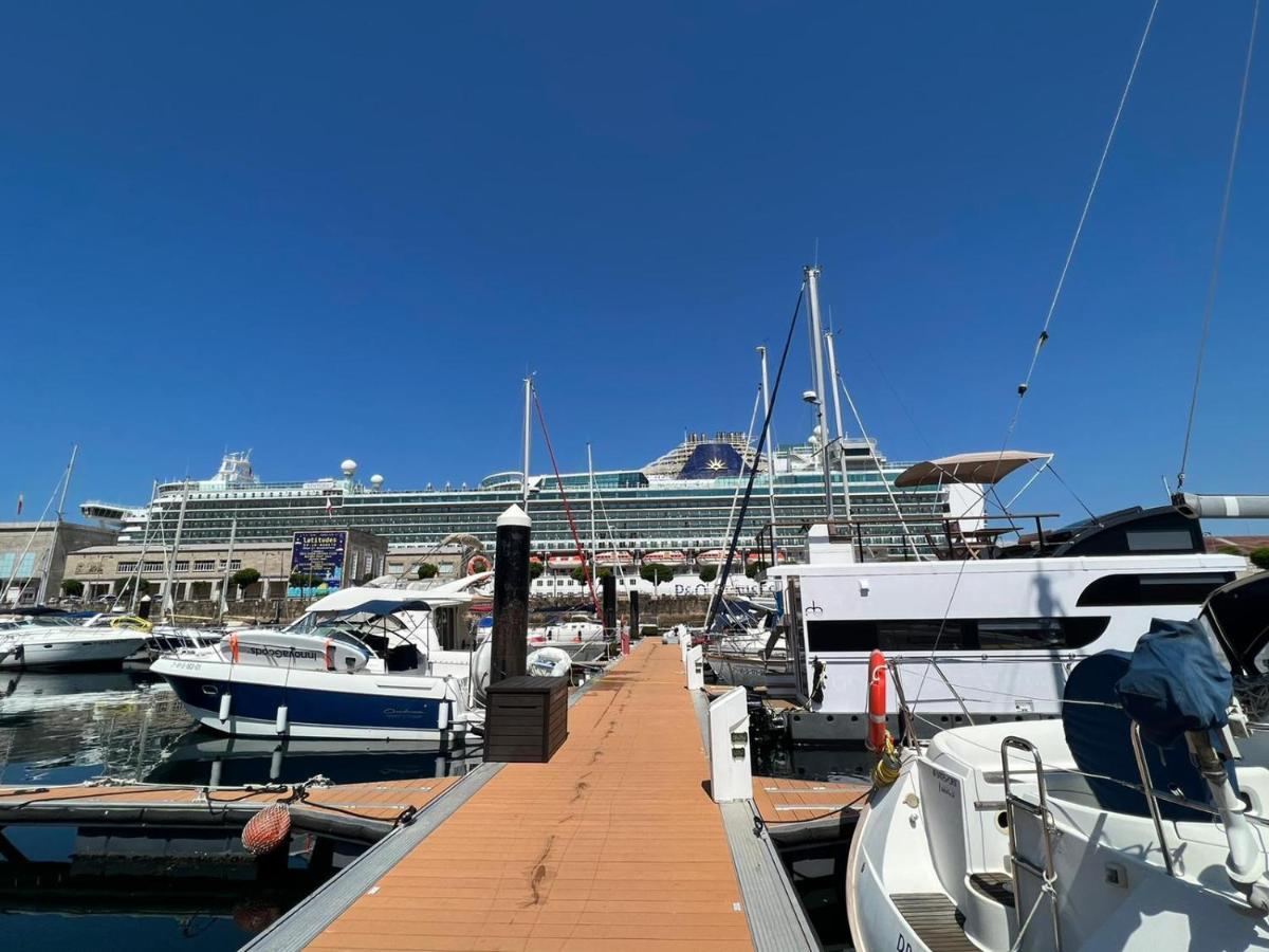Casa Flotante En El Puerto De Vigo - Different Charter Hotell Exteriör bild