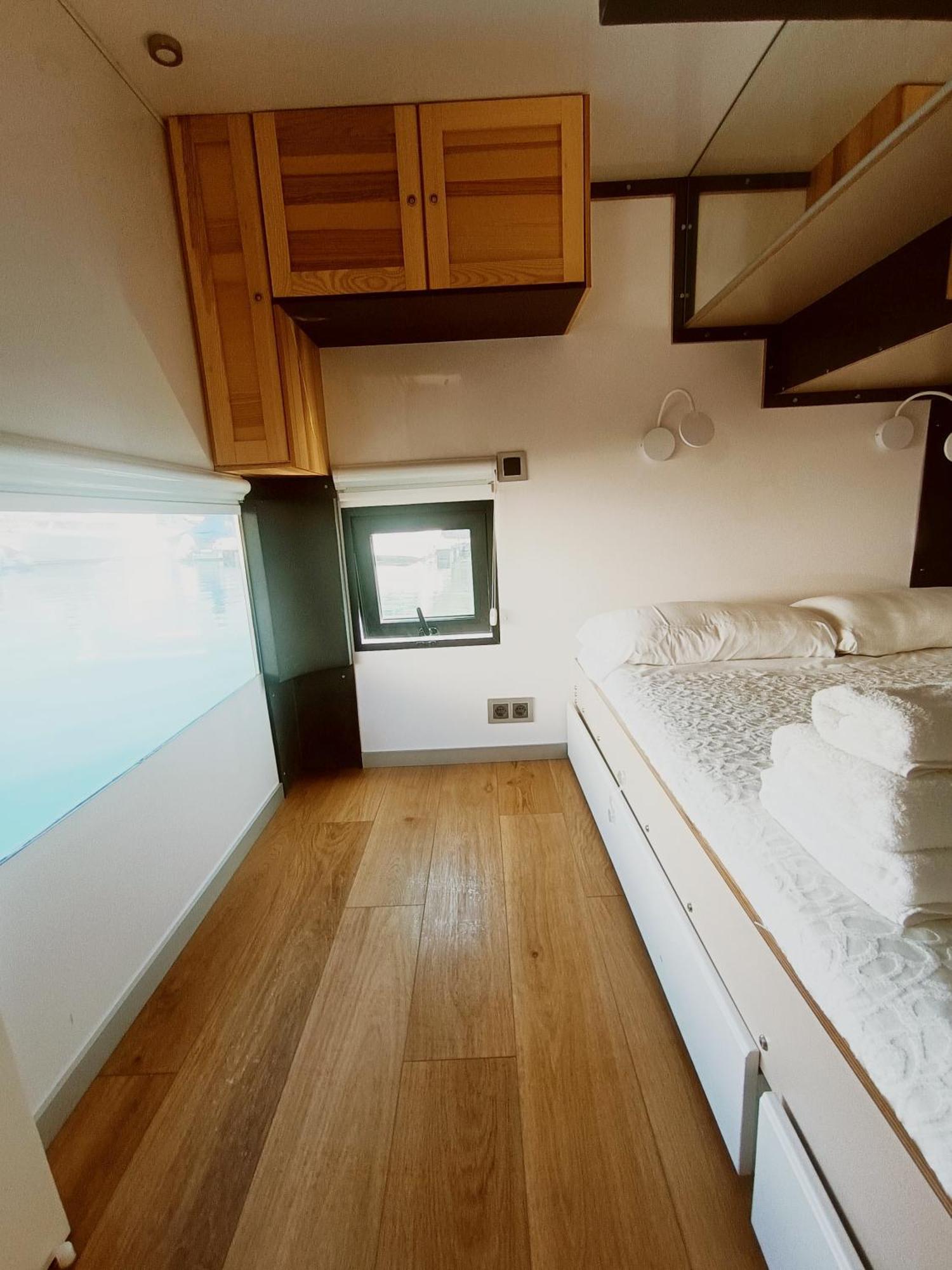 Casa Flotante En El Puerto De Vigo - Different Charter Hotell Exteriör bild
