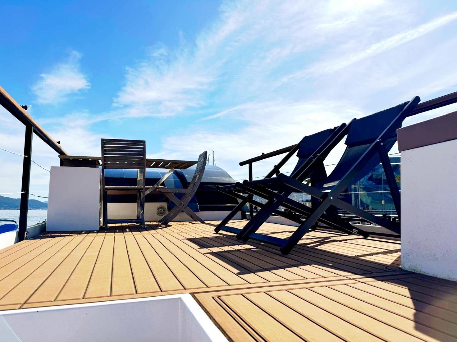 Casa Flotante En El Puerto De Vigo - Different Charter Hotell Exteriör bild